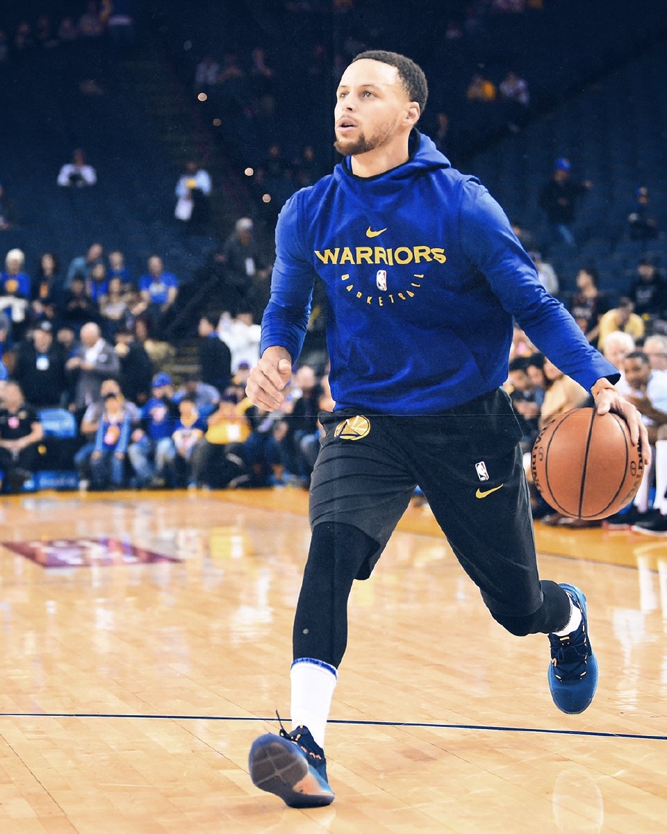 背身拿球的 背身拿球的